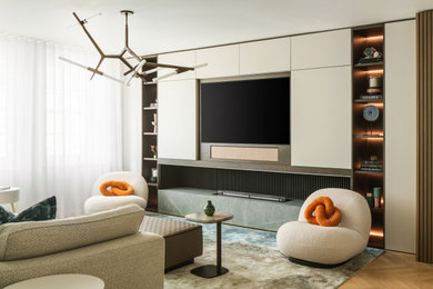 Modelo de salón moderno con paredes blancas, suelo de madera en tonos medios, pared multimedia y suelo marrón