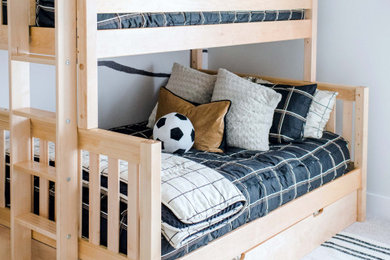 Ejemplo de dormitorio infantil de 4 a 10 años actual de tamaño medio con paredes grises, moqueta y suelo negro