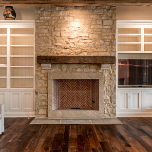 クリーブランドの広いカントリー風 LDKの画像 (白い壁、濃色無垢フローリング、標準型暖炉、石材の暖炉まわり)