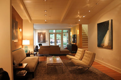 Ejemplo de sala de estar abierta tradicional grande con paredes beige, suelo de baldosas de cerámica, todas las chimeneas y marco de chimenea de ladrillo