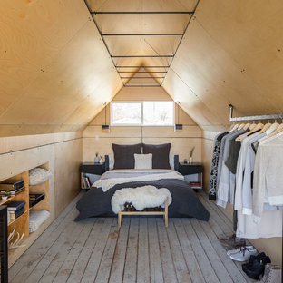 Idee per una camera da letto stile loft industriale con pavimento in legno verniciato