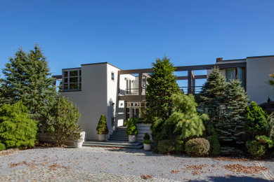 Inspiration for a modern exterior home remodel in New York