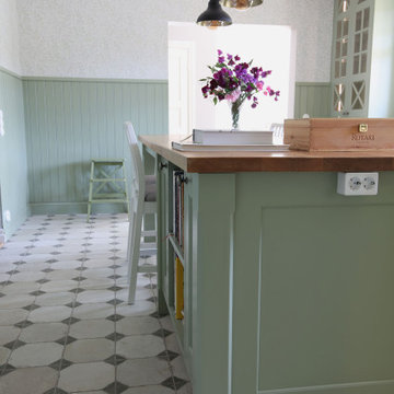 Platsbyggt kök, med gammaldags känsla, i nybyggt hus