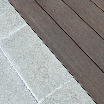 Détail de la jonction dallage calcaire et lames composite Silvadec