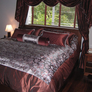 Idee per una camera matrimoniale etnica di medie dimensioni con pareti bianche, moquette e pavimento rosso