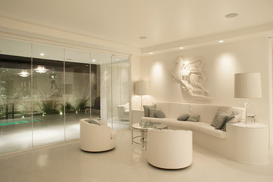 Example of a minimalist home design design in San Diego
