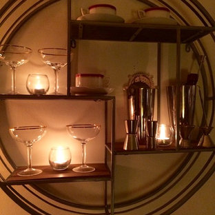 Immagine di un piccolo soggiorno boho chic aperto con angolo bar, pareti beige, moquette, nessun camino e nessuna TV