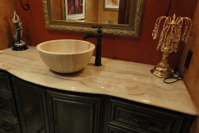 Example of a classic bathroom design in Dallas