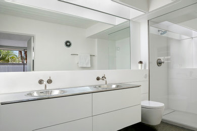 Kleines Retro Badezimmer En Suite mit flächenbündigen Schrankfronten, weißen Schränken, Edelstahl-Waschbecken/Waschtisch, grauer Waschtischplatte, Doppelwaschbecken und schwebendem Waschtisch in San Diego