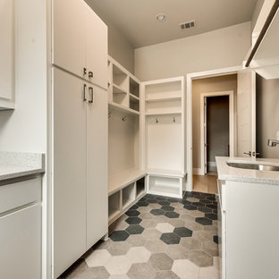 ダラスの大きいトランジショナルスタイルのおしゃれな洗濯室 (アンダーカウンターシンク、フラットパネル扉のキャビネット、白いキャビネット、テラゾーカウンター、ベージュの壁、セラミックタイルの床、左右配置の洗濯機・乾燥機、マルチカラーの床、マルチカラーのキッチンカウンター) の写真