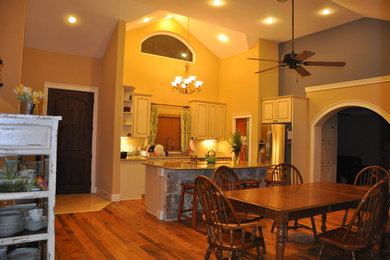 Example of a classic kitchen design in Austin