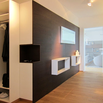 Garderobe und Wandverkleidung im Flur