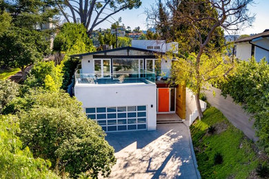 ロサンゼルスにある高級な中くらいなミッドセンチュリースタイルのおしゃれな家の外観の写真