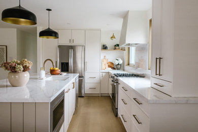 Example of a trendy kitchen design in Toronto