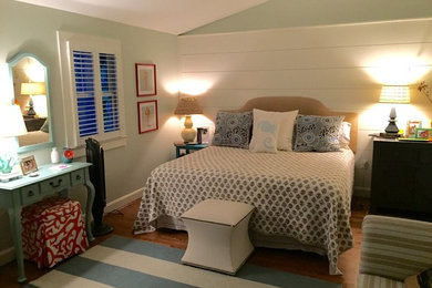 Inspiration for a beach style bedroom in Cincinnati.