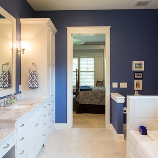 Ispirazione per una grande stanza da bagno padronale moderna con ante a filo, ante bianche, vasca da incasso, WC monopezzo, pistrelle in bianco e nero, piastrelle in ceramica, pareti viola, pavimento con piastrelle in ceramica, lavabo da incasso e top in granito