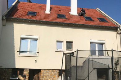 Cette image montre une façade de maison.