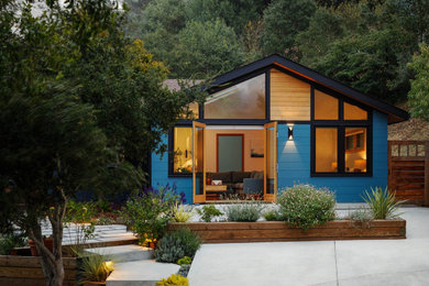 Example of a trendy shed design in San Francisco