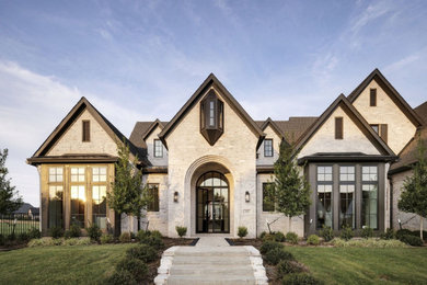 Example of a transitional exterior home design in Dallas