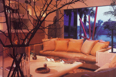 Foto de sala de estar cerrada contemporánea extra grande con paredes beige, suelo de madera clara y pared multimedia
