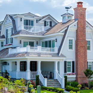 フィラデルフィアのビーチスタイルのおしゃれな三階建ての家 (木材サイディング、腰折れ屋根) の写真