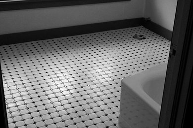 Elegant bathroom photo in Omaha