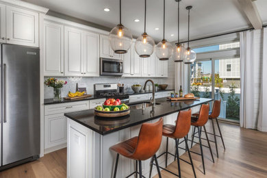 Example of a minimalist kitchen design in New York