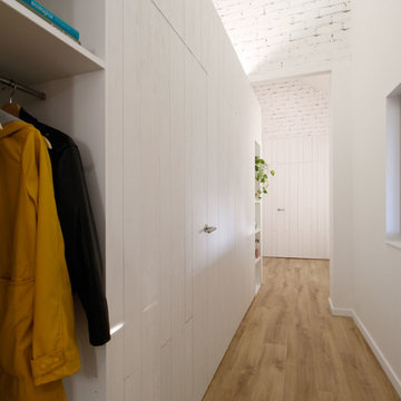 Pasillo pared de madera y muebles y puertas integradas