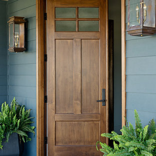 ナッシュビルの中サイズの両開きドアトラディショナルスタイルのおしゃれな玄関ドア (木目調のドア、青い壁) の写真