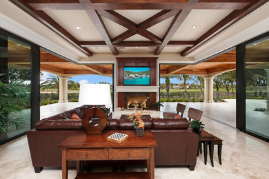 Traditional family room in Miami.