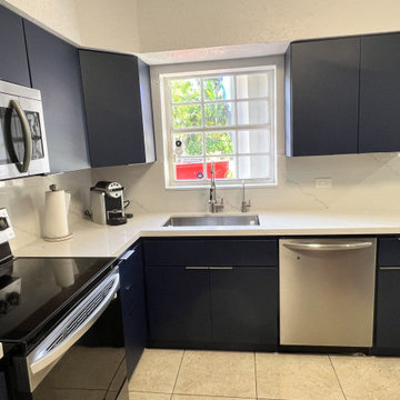 Modern Kitchen Remodel Done in Navy Blue Cabinets