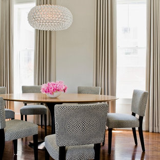 ボストンのトランジショナルスタイルのLDKの画像 (ベージュの壁)