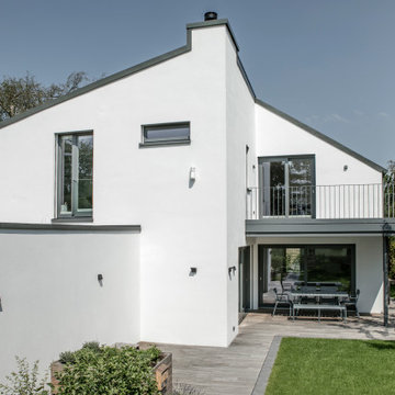 Giebelansicht, Terrasse, Balkon, Garten
