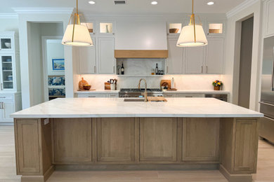 Example of a large transitional porcelain tile and brown floor eat-in kitchen design in Orange County with an undermount sink, shaker cabinets, medium tone wood cabinets, quartz countertops, white backsplash, quartz backsplash, stainless steel appliances, an island and white countertops
