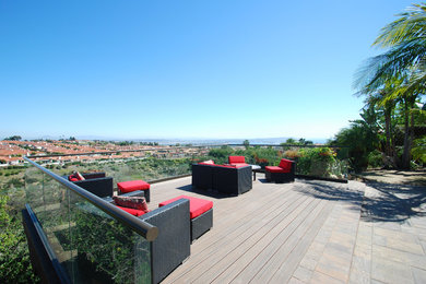 Example of a trendy deck design in San Diego