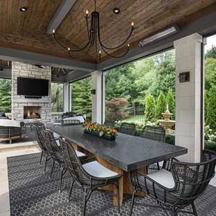 Ispirazione per un patio o portico classico con un caminetto e un gazebo o capanno