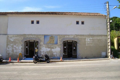 Cette photo montre une façade de maison méditerranéenne.