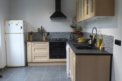 Inspiration pour une cuisine design en L fermée et de taille moyenne.