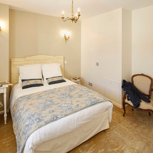 Esempio di una camera matrimoniale etnica con pareti bianche, pavimento in cemento e nessun camino