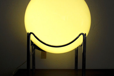 Lampe sphère sur socle carré de François Arnal