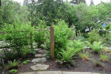 Design ideas for a farmhouse landscaping in Portland.