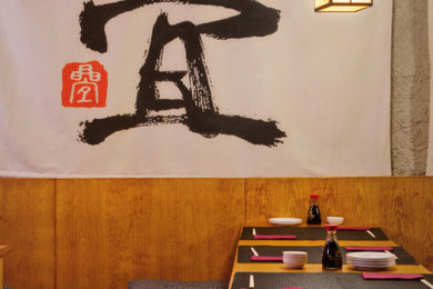 Imagen de comedor de estilo zen con paredes grises, machihembrado y cuadros