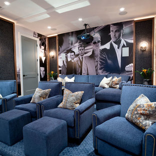 Idée de décoration pour une grande salle de cinéma tradition fermée avec moquette et un sol bleu.