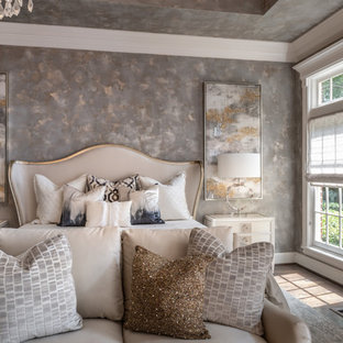 Foto de dormitorio principal, mediterráneo, grande, con paredes beige, suelo de madera en tonos medios, chimenea tradicional, marco de chimenea de yeso y suelo marrón