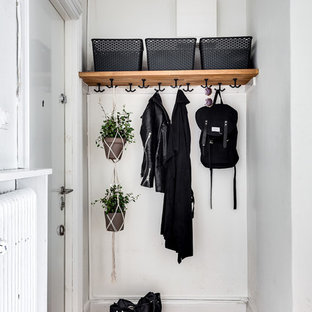 Idéer för att renovera en liten skandinavisk entré, med vita väggar