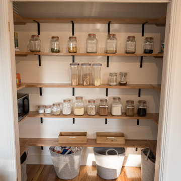 Derreck Ave - Pantry
