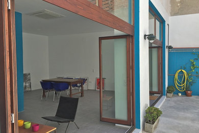 マドリードにあるインダストリアルスタイルのおしゃれなホームオフィス・書斎の写真