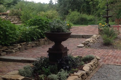 Inspiration for an eclectic landscaping in New York.