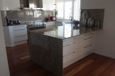 Large modern l-shaped eat-in kitchen in Gold Coast - Tweed with no island.