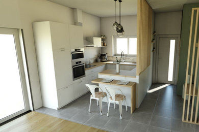 Cette image montre une cuisine ouverte minimaliste en U avec un évier 1 bac, un plan de travail en stratifié, une crédence en céramique, un sol en carrelage de céramique, îlot et un sol gris.